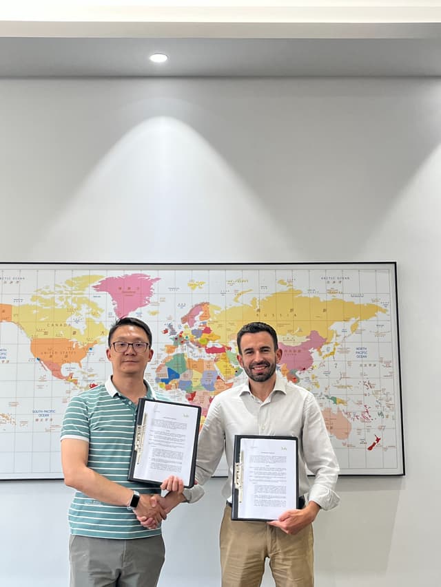 Bill Sheng, CEO на IWILL Technology (Shenzhen) и директорът на NTelco Limited при подписването на ексклузивното споразумение